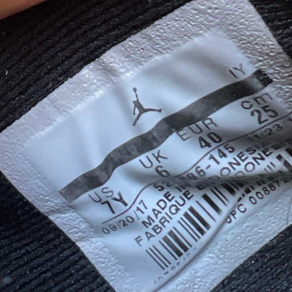 Nike Air Jordan 11 Retro Low Iridescent Emerald GS Size 7Y 528896-145 - Picture 7 of 9